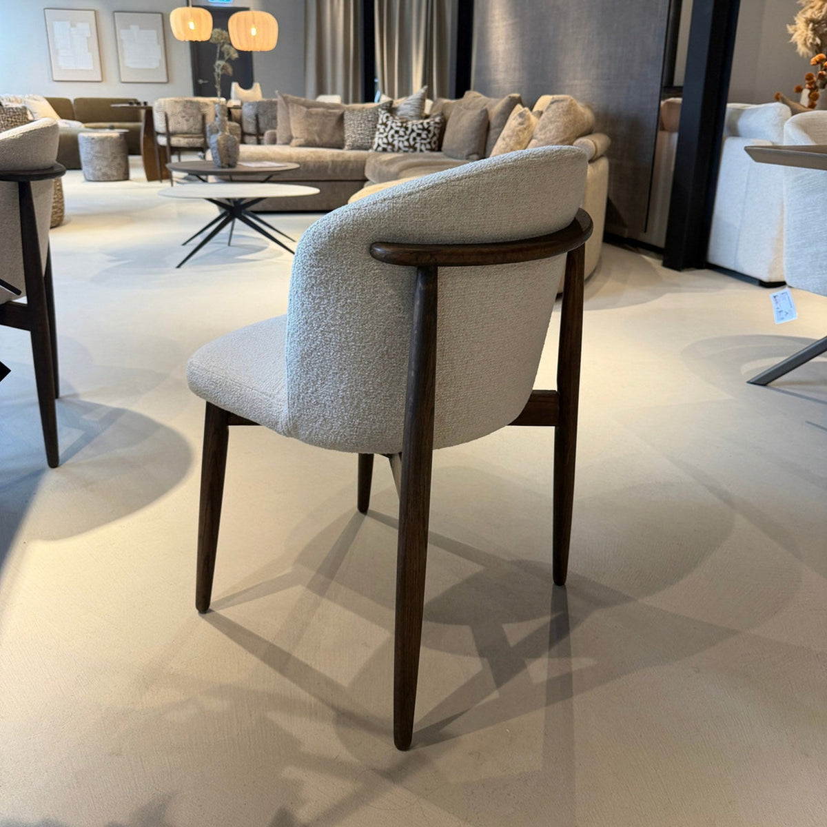 Sina in een showroom